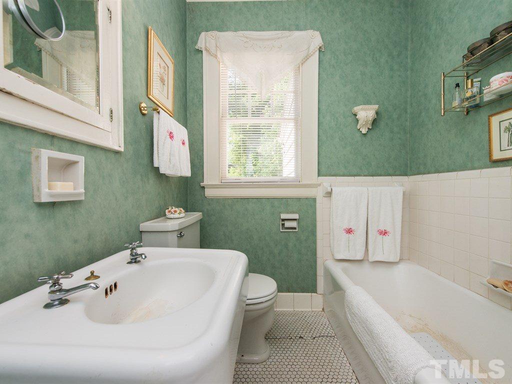 2320 Anderson Drive Raleigh, NC 27608 - Photo 15 of 25 a bathroom with a sink a toilet and bathtub
