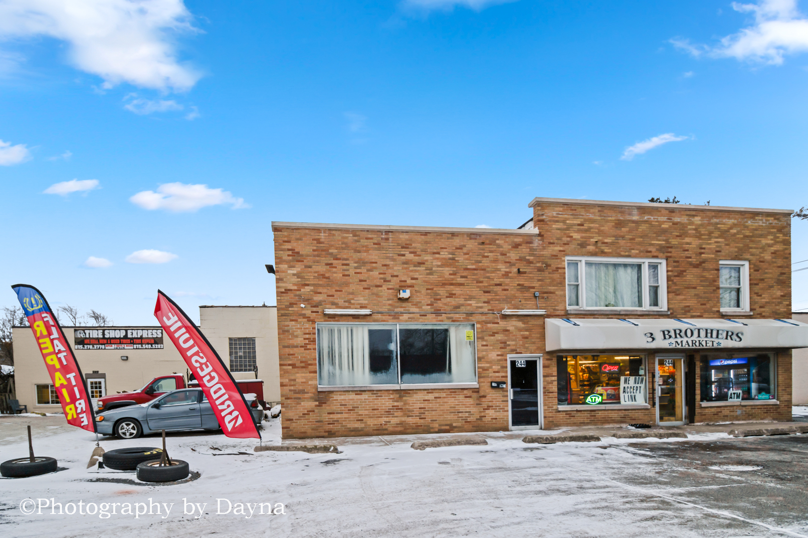 242 West Jeffery Street Kankakee, IL 60901 - Photo 2 of 39 a view of a hall with a tv