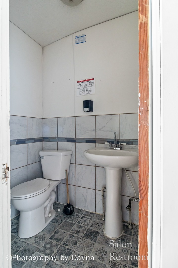 242 West Jeffery Street Kankakee, IL 60901 - Photo 27 of 39 a bathroom with a toilet sink and mirror