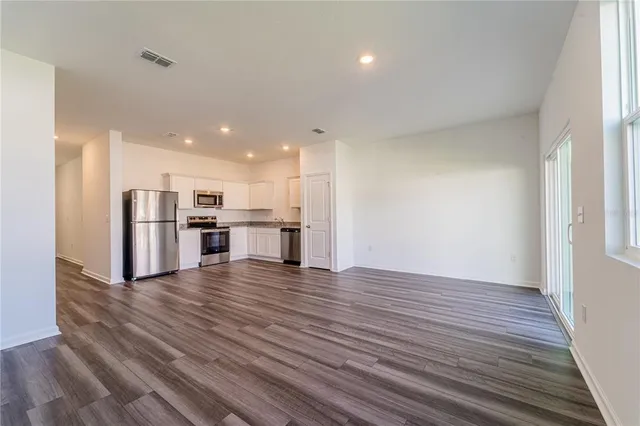 $1,975 | 6174 Daerr Rdg Street, Zephyrhills, FL 33542