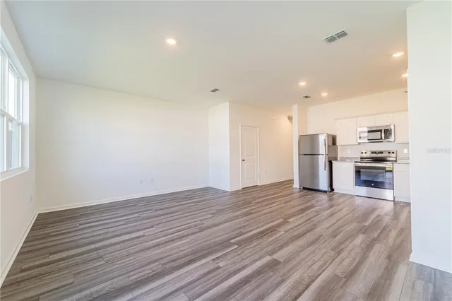 $1,975 | 6174 Daerr Rdg Street, Zephyrhills, FL 33542