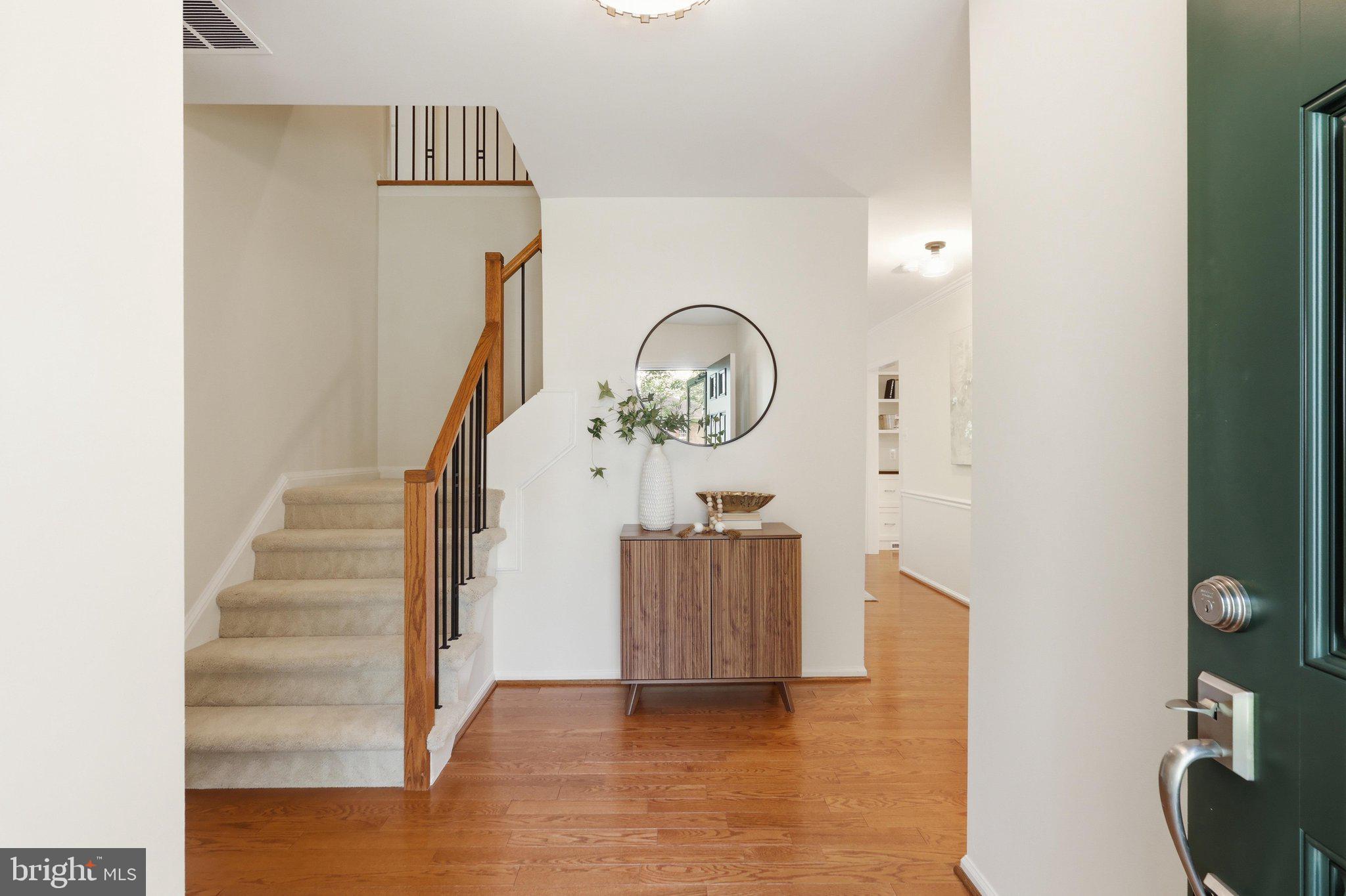 10811 Midsummer Drive Reston, VA 20191 - Photo 4 of 46 Spacious entry -