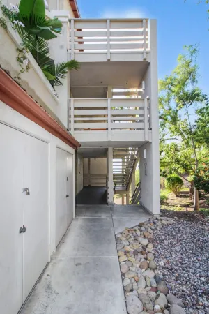 a view of entryway with a garden