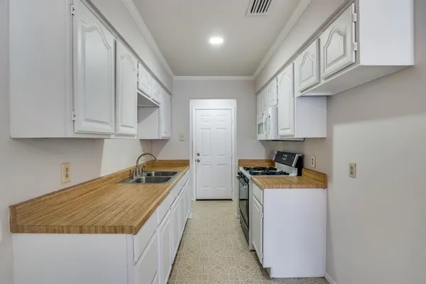 $1,900 | 1229 Greenbrier Drive, Mesquite, TX 75149