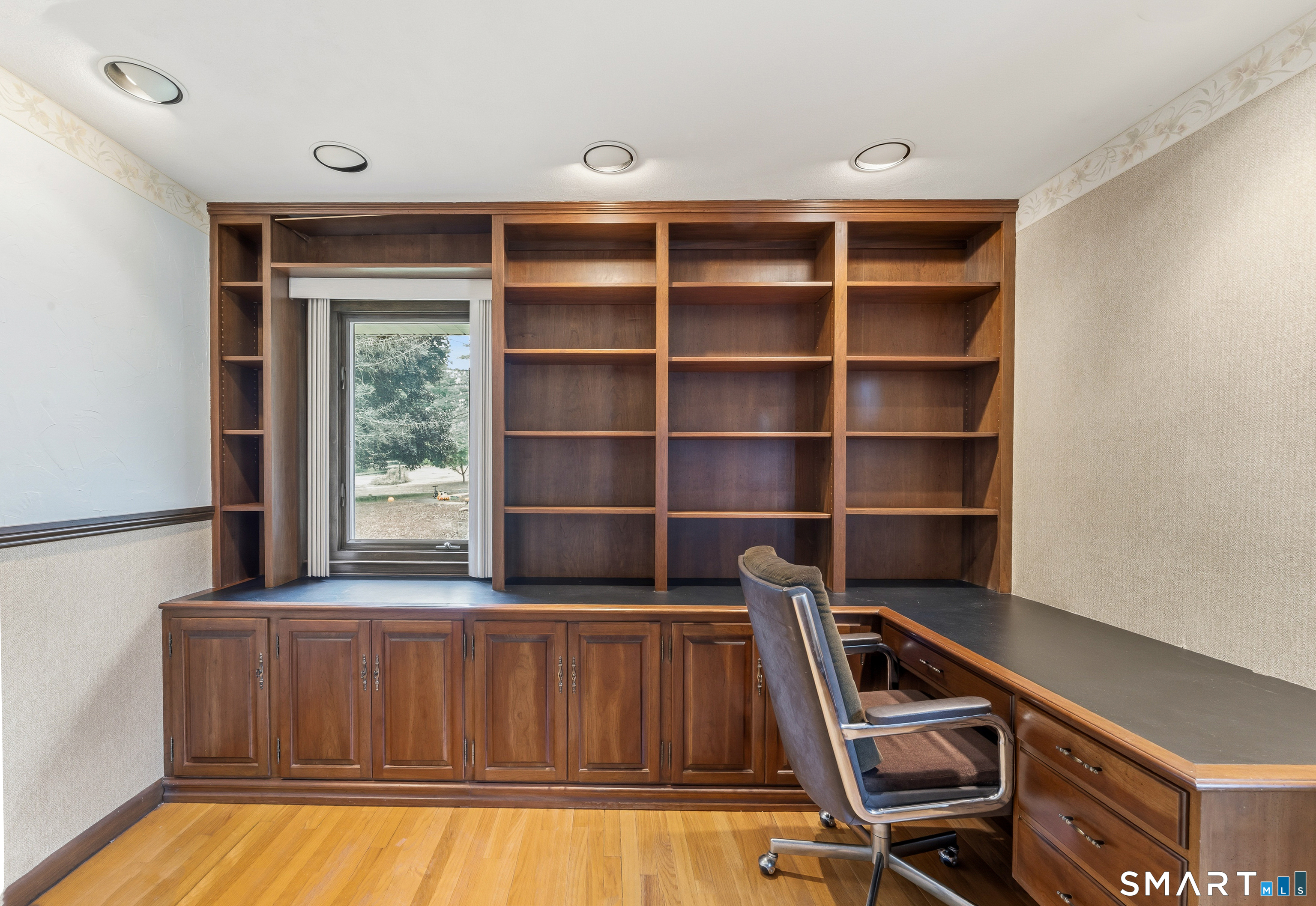 883 Saw Mill Road West Haven, CT 06516 - Photo 28 of 38