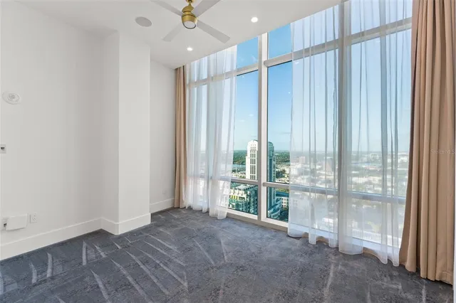 a view of entryway with balcony