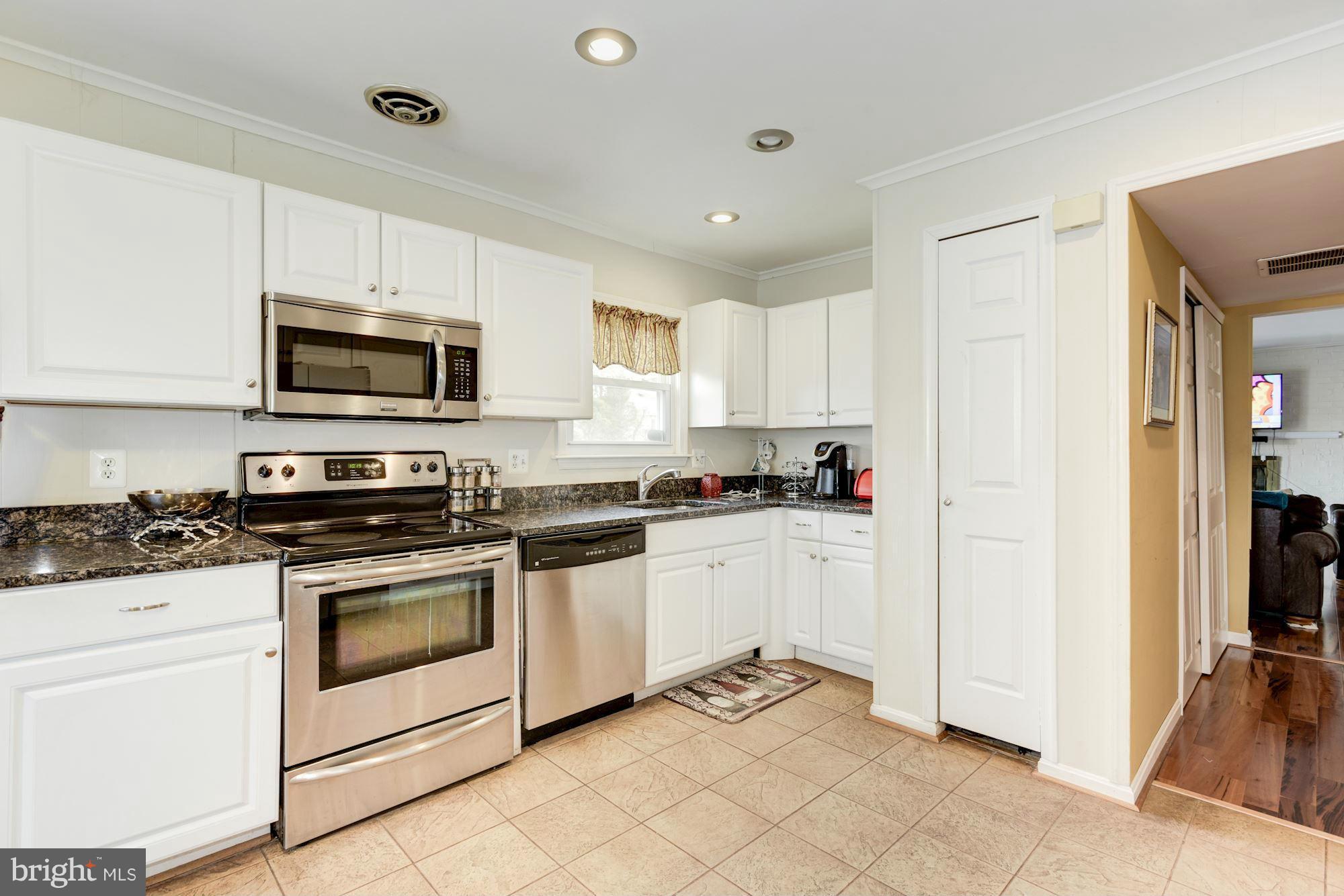 8552 Stonewall Road Manassas, VA 20110 - Photo 7 of 30 Kitchen