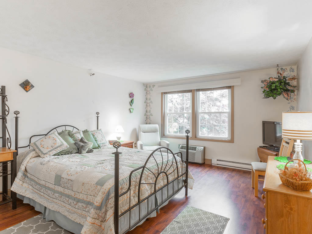 718 Main Street, Unit B2 Ogunquit, ME 03907 - Photo 11 of 28 Master Bedroom