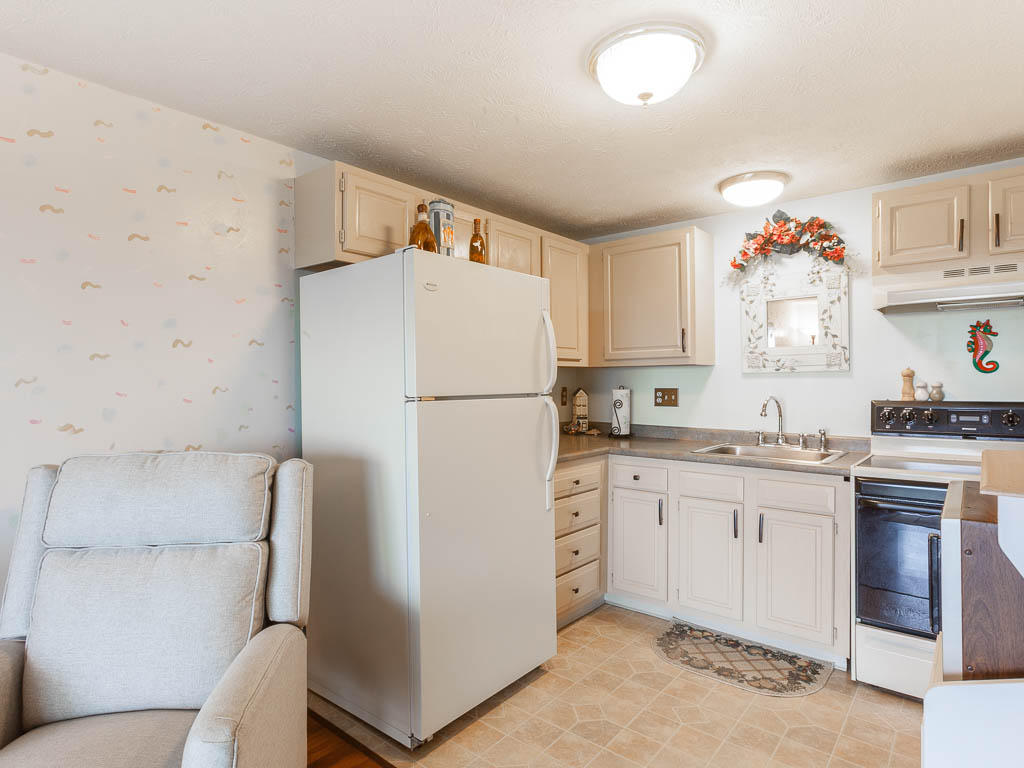 718 Main Street, Unit B2 Ogunquit, ME 03907 - Photo 8 of 28 Kitchen