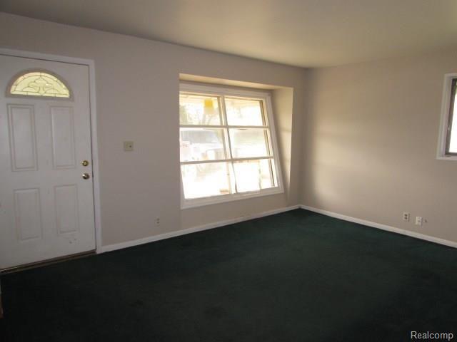 14281 Toepfer Road Warren, MI 48089 - Photo 5 of 15 261-862336-living.JPG