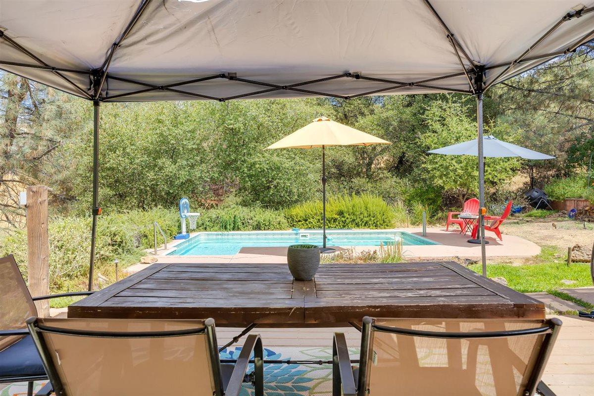 2441 Quail Hill Road, Unit 262 Copperopolis, CA 95228 - Photo 46 of 90 a view of an outdoor sitting area with furniture