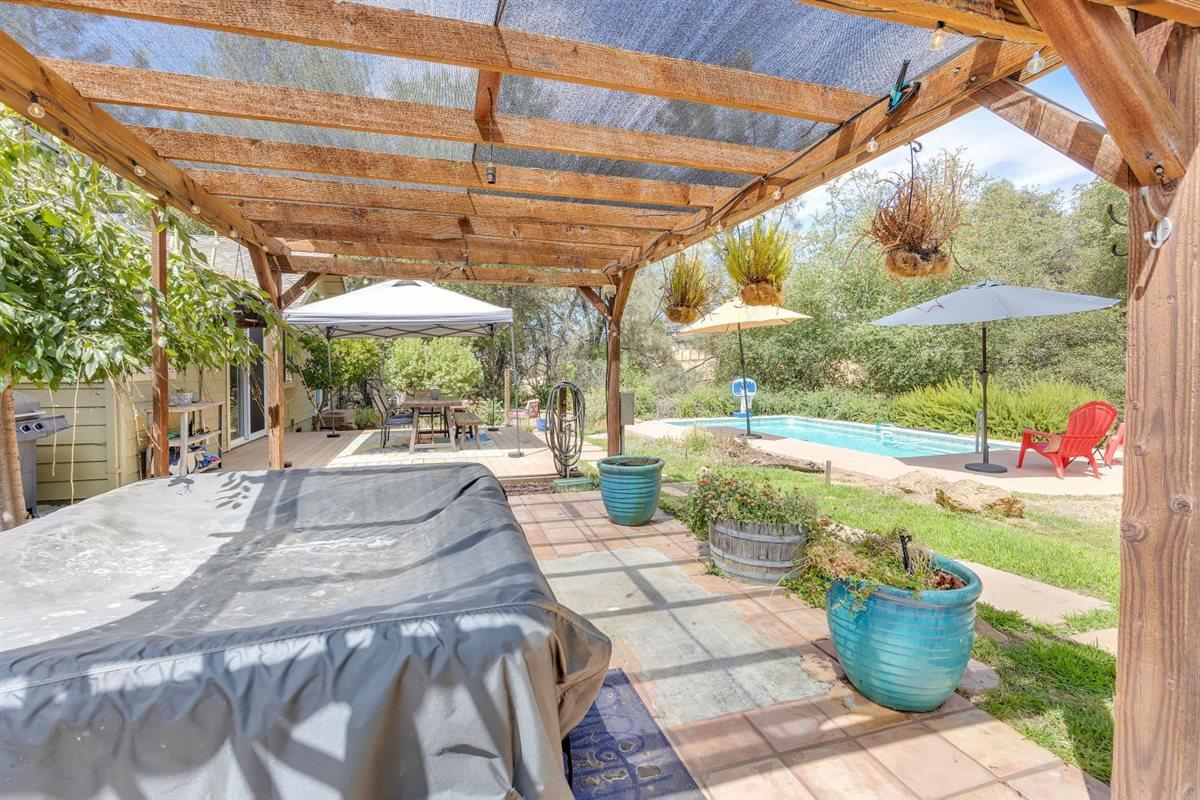 2441 Quail Hill Road, Unit 262 Copperopolis, CA 95228 - Photo 50 of 90 a view of a patio with a table and chairs and potted plants