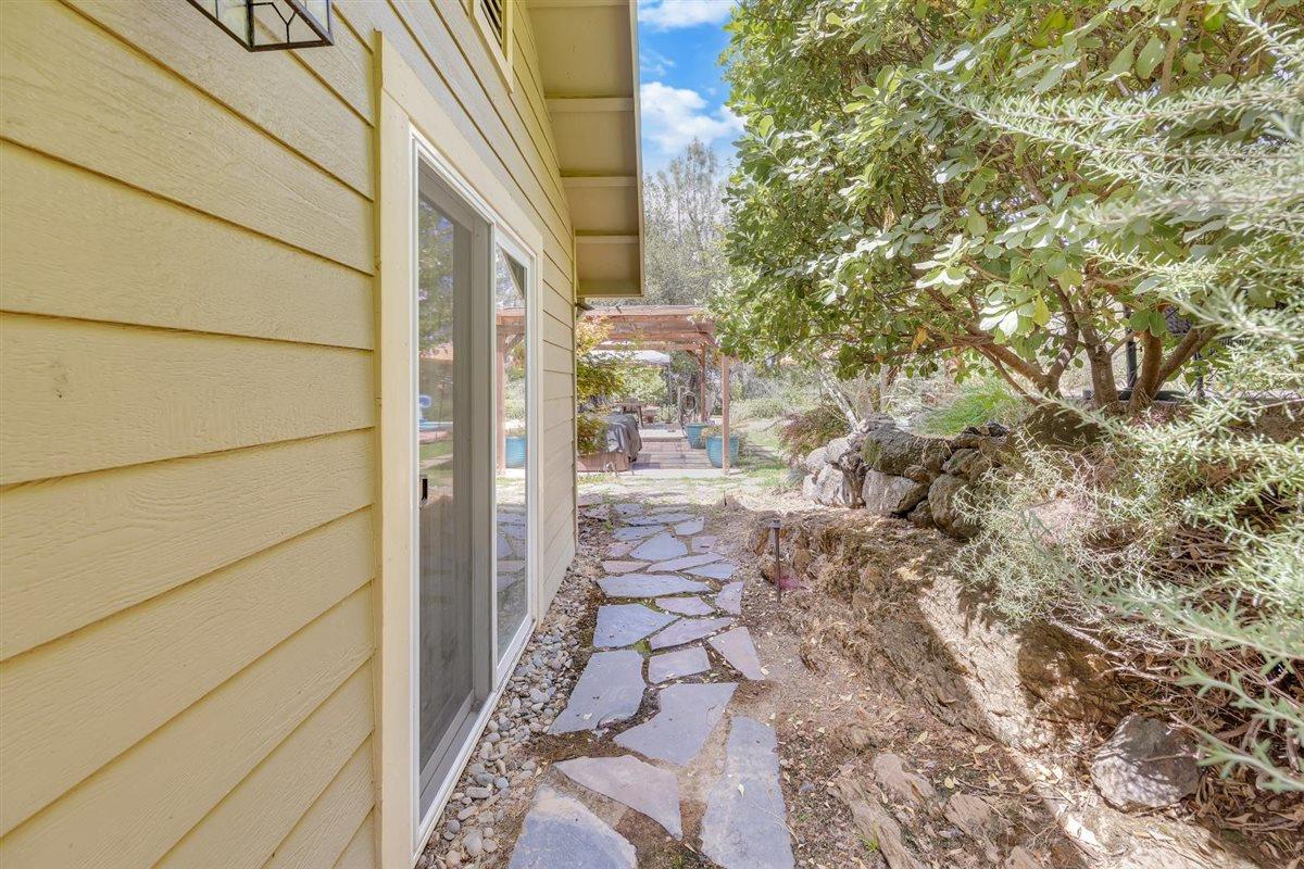 2441 Quail Hill Road, Unit 262 Copperopolis, CA 95228 - Photo 59 of 90 Side yard access to the backyard.