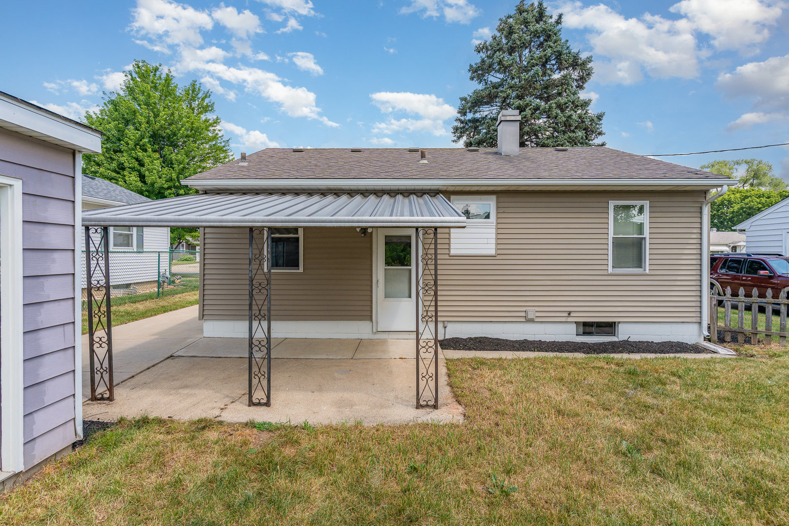 119 Riverside Drive Montgomery, IL 60538 - Photo 15 of 18 a front view of a house with garden