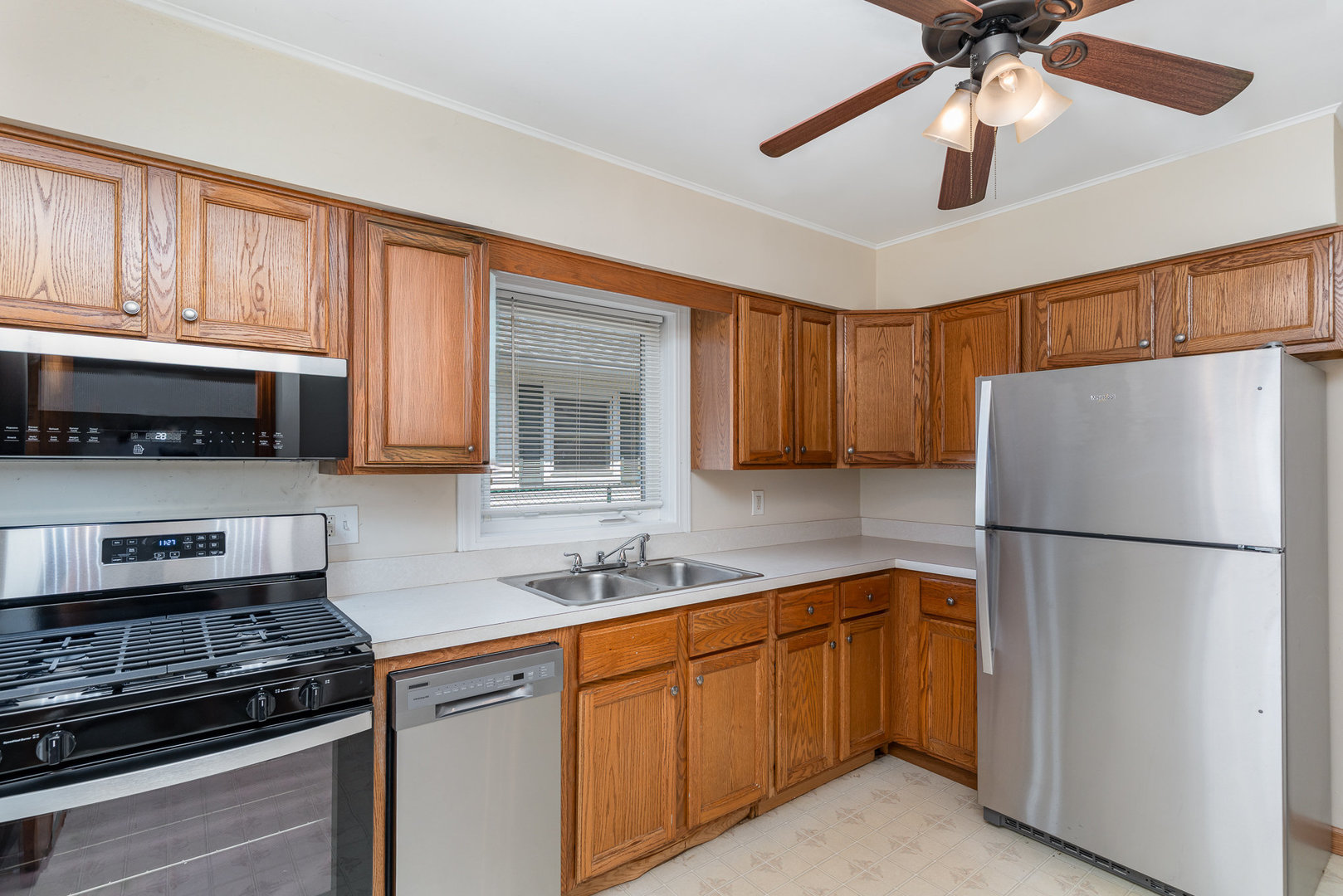 119 Riverside Drive Montgomery, IL 60538 - Photo 4 of 18 a kitchen with sink a refrigerator and cabinets