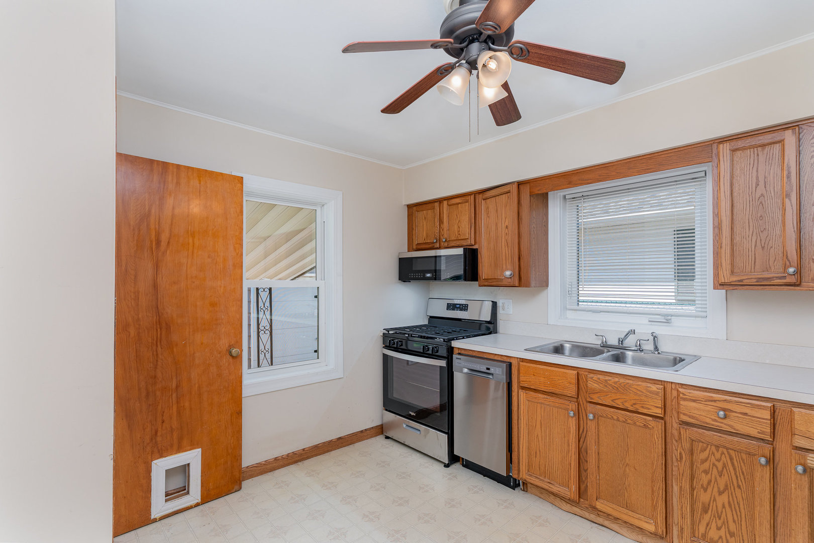 119 Riverside Drive Montgomery, IL 60538 - Photo 5 of 18 a kitchen with cabinets a sink and appliances