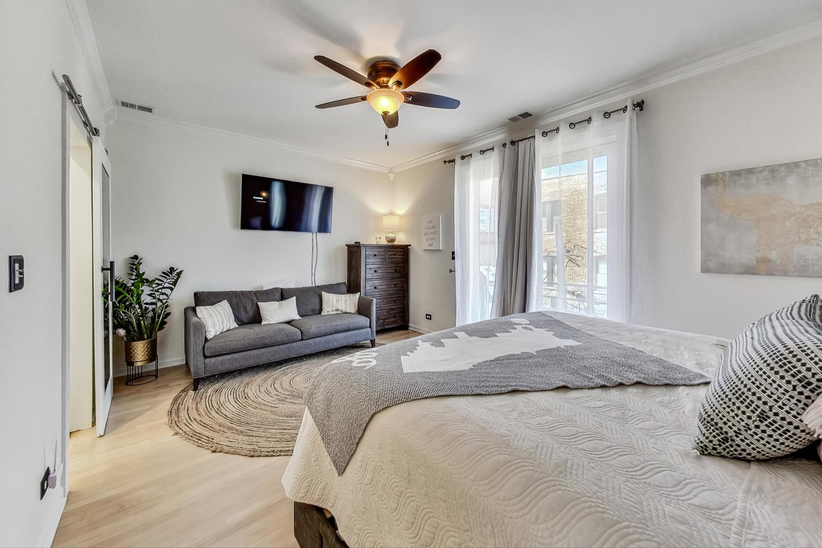 952 West Barry Avenue, Unit 2 Chicago, IL 60657 - Photo 15 of 24 a spacious bedroom with a bed and a window