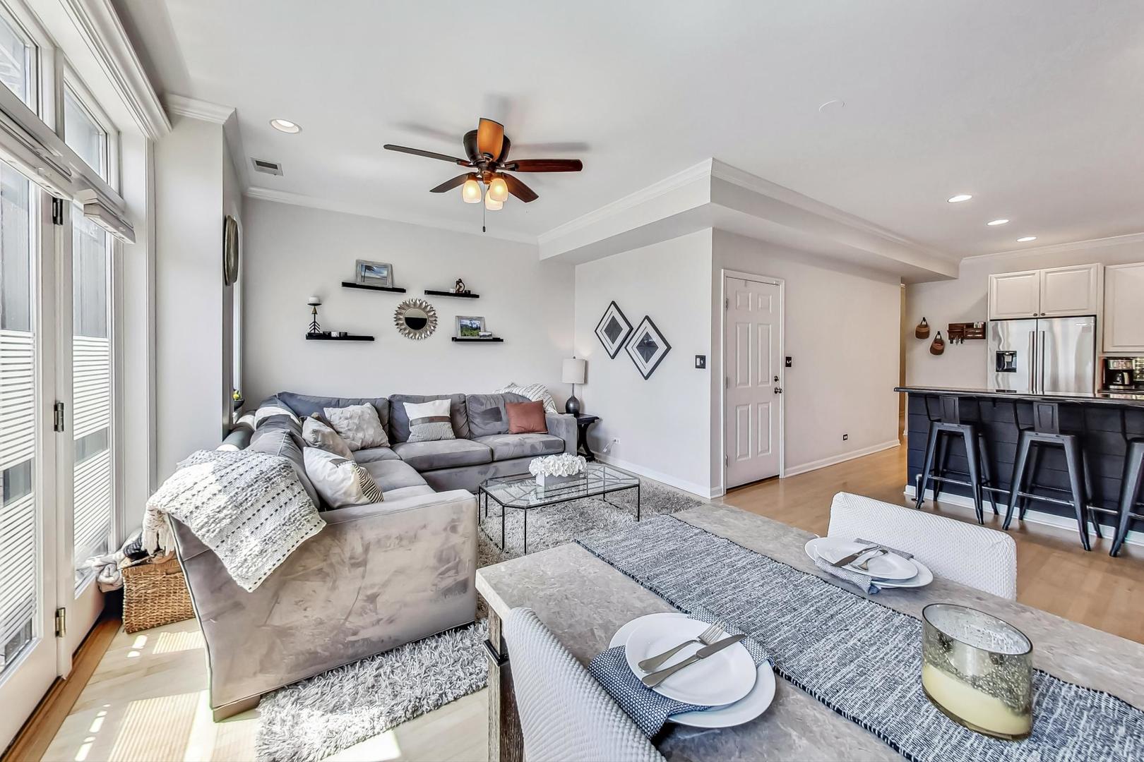 952 West Barry Avenue, Unit 2 Chicago, IL 60657 - Photo 6 of 24 a living room with furniture and a view of kitchen