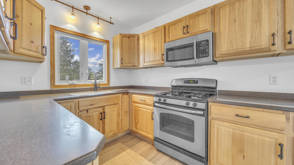 2917 Stone Road Manitowoc Rapids, WI 54220 - Photo 6 of 34 Kitchen