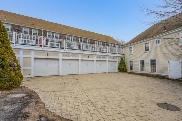 $2,500 | 615 Main Street, Unit 3, Hyannis, MA 02601