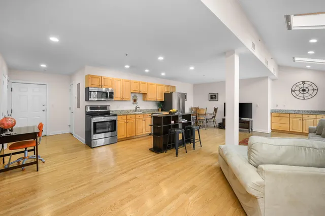 $2,500 | 615 Main Street, Unit 3, Hyannis, MA 02601