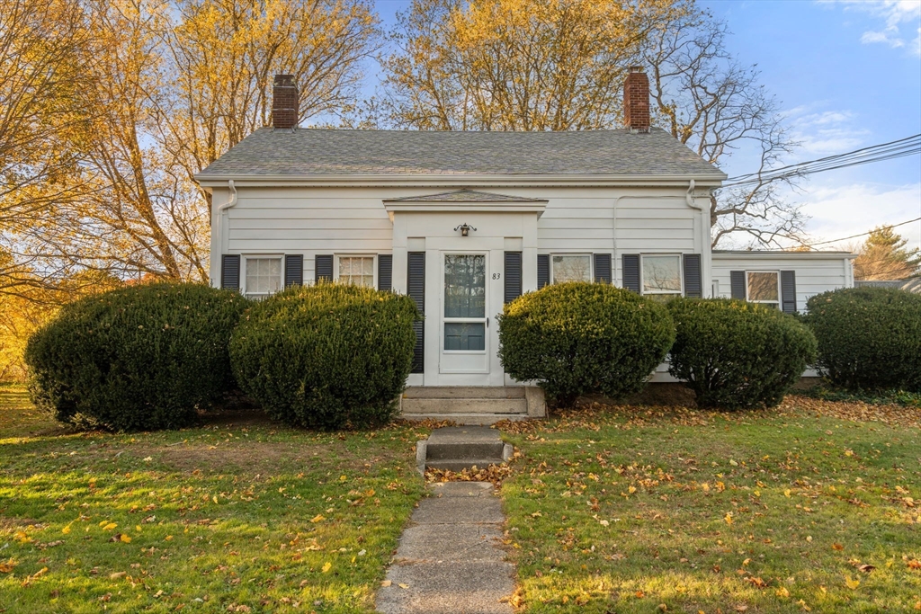 a view of a front of house with a yard