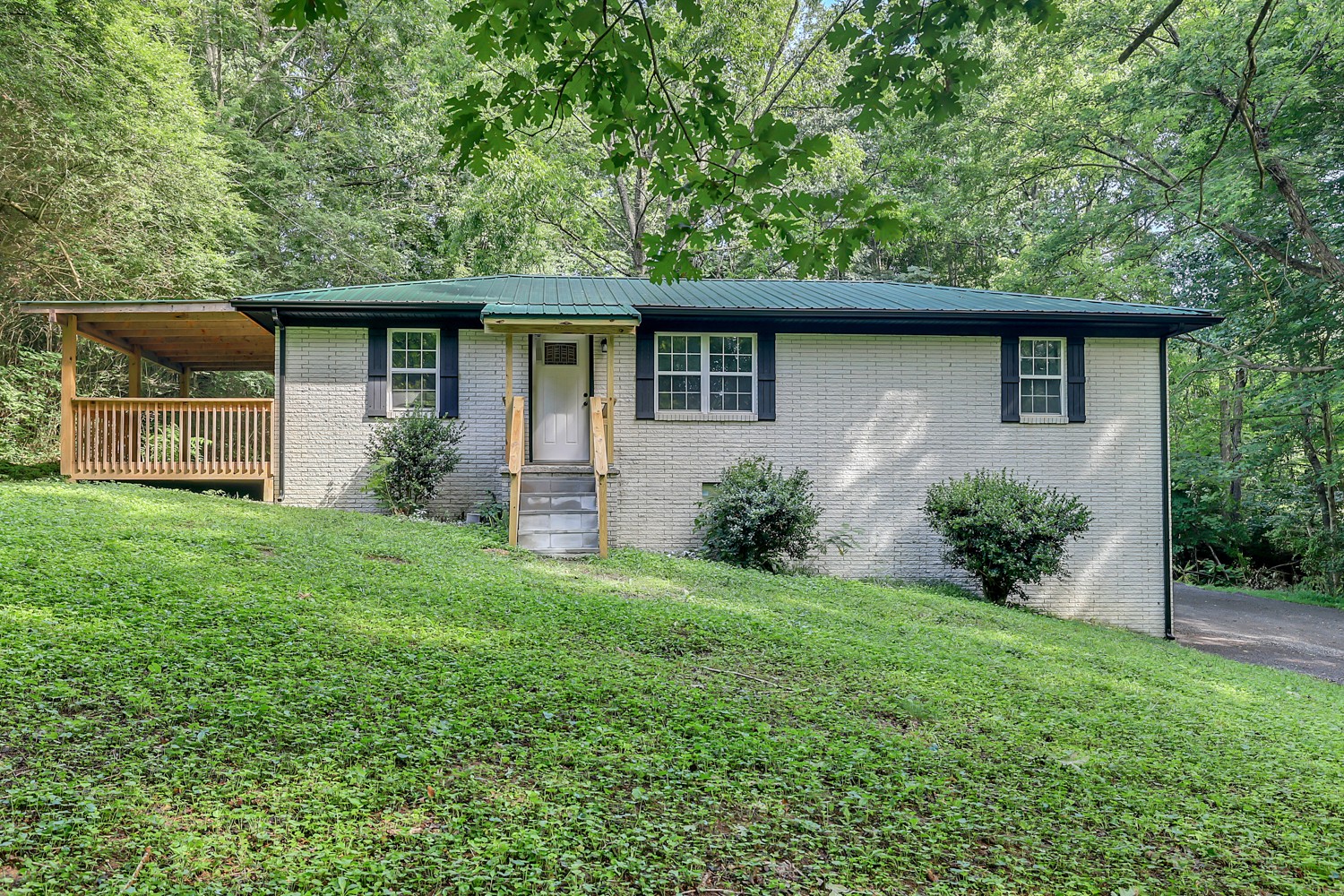827 Spring Street Red Boiling Springs, TN 37150 - Photo 1 of 25 a front view of a house with a yard