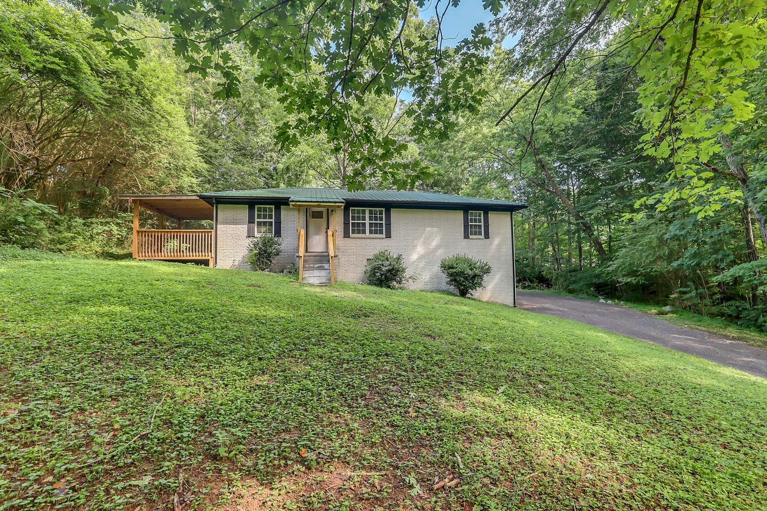 827 Spring Street Red Boiling Springs, TN 37150 - Photo 3 of 25 a view of a house with backyard and garden