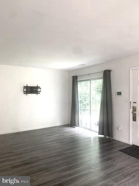 69 Cheverny Court Hamilton, NJ 08619 - Photo 4 of 27 Living Room