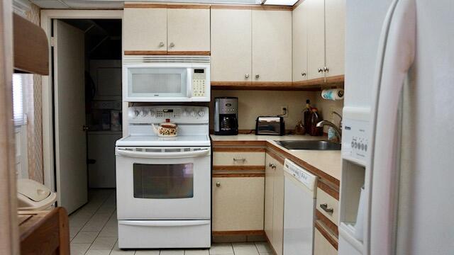 6461 Northwest 2nd Avenue, Unit 505 Boca Raton, FL 33487 - Photo 7 of 18 Kitchen