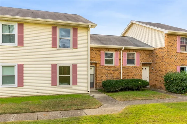 $273,600 | 128 Lake Chateau Drive, Hermitage, TN 37076