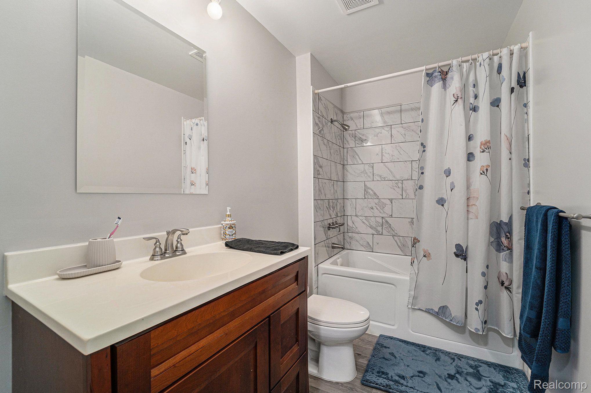 1725 Parker Road Holly, MI 48442 - Photo 15 of 24 2nd full bath on entry level