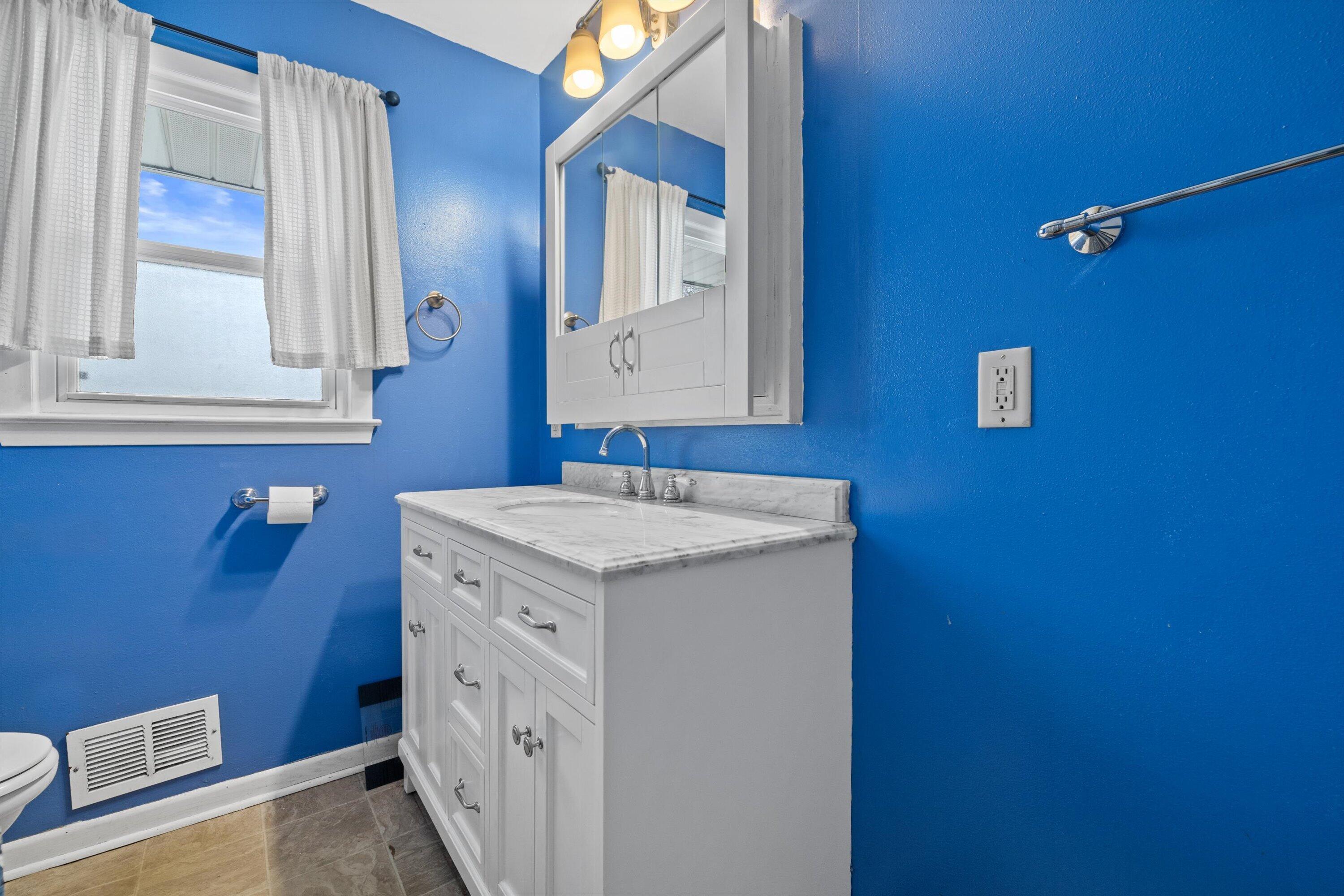 W124S8276 North Cape Road Muskego, WI 53150 - Photo 16 of 44 Main Bath