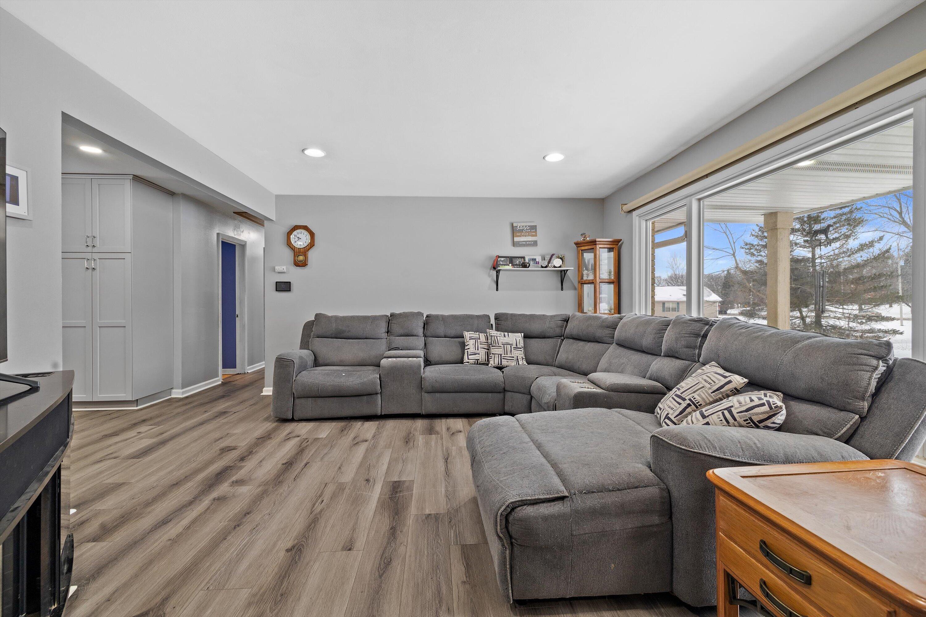 W124S8276 North Cape Road Muskego, WI 53150 - Photo 2 of 44 Living Room