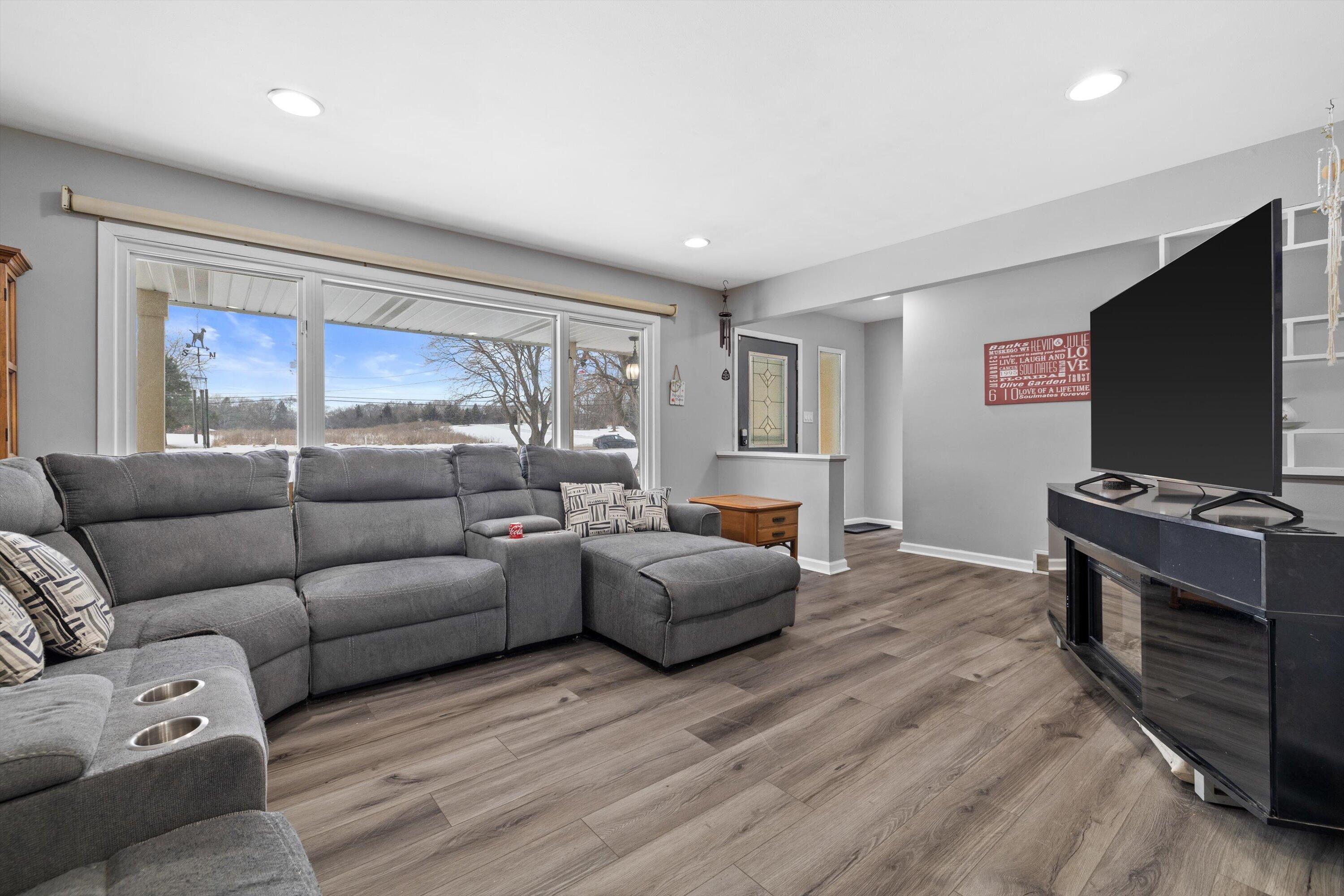 W124S8276 North Cape Road Muskego, WI 53150 - Photo 3 of 44 Living Room