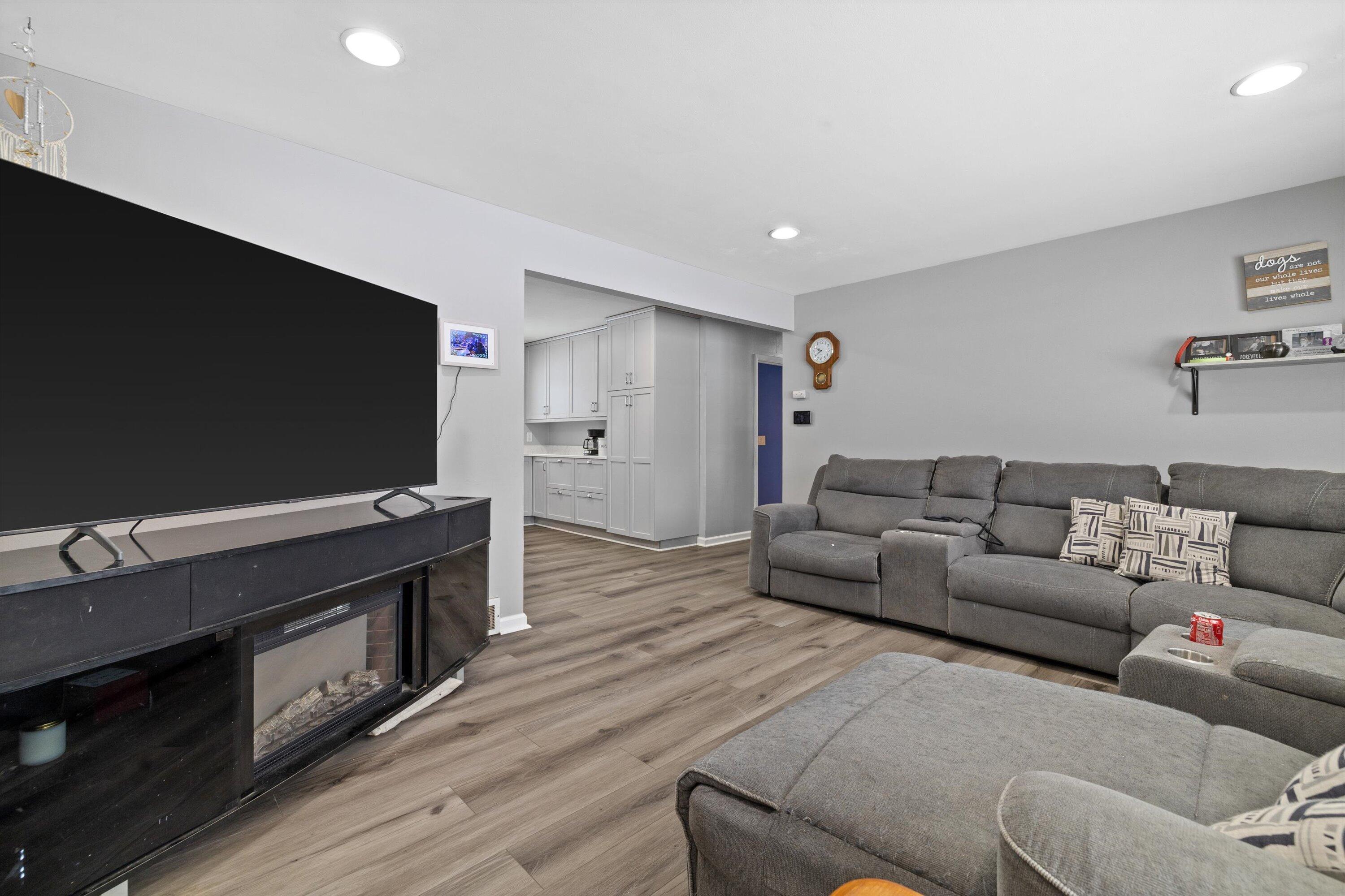 W124S8276 North Cape Road Muskego, WI 53150 - Photo 4 of 44 Living Room