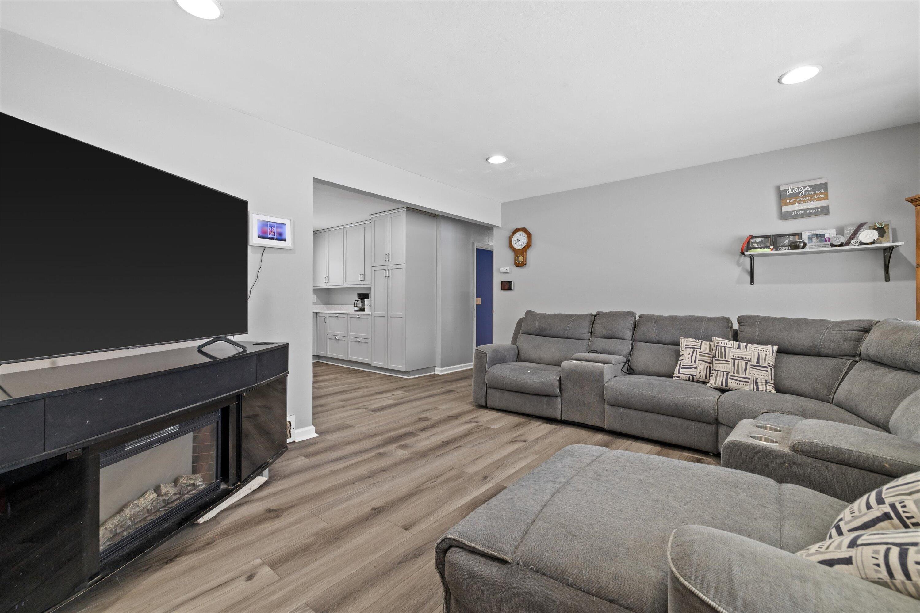 W124S8276 North Cape Road Muskego, WI 53150 - Photo 5 of 44 Living Room