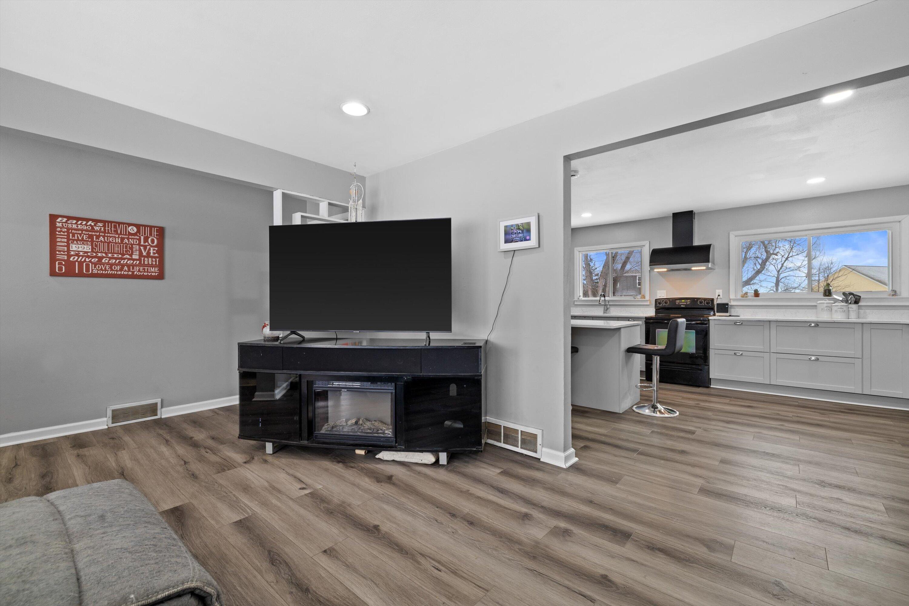 W124S8276 North Cape Road Muskego, WI 53150 - Photo 6 of 44 Living Room