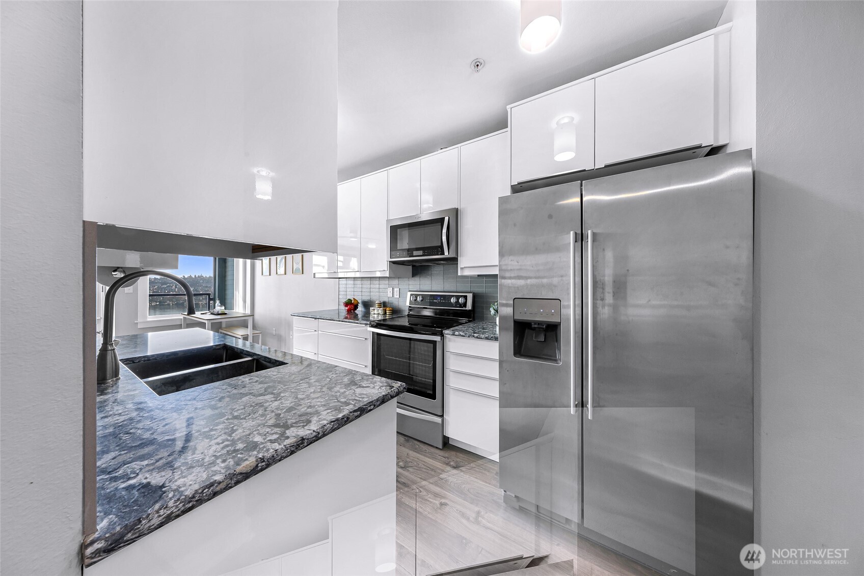 655 Crockett Street, Unit B304 Seattle, WA 98109 - Photo 8 of 32