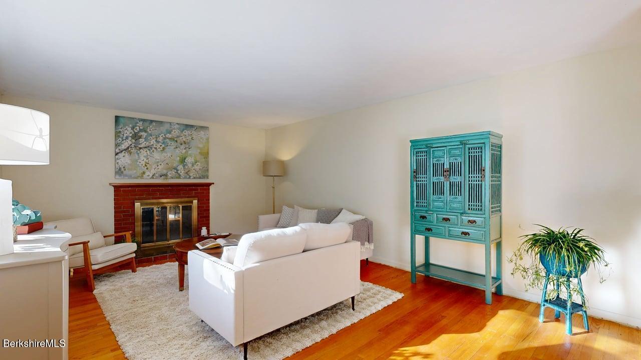 612 East New Lenox Road Pittsfield, MA 01201 - Photo 15 of 43 Liv 1