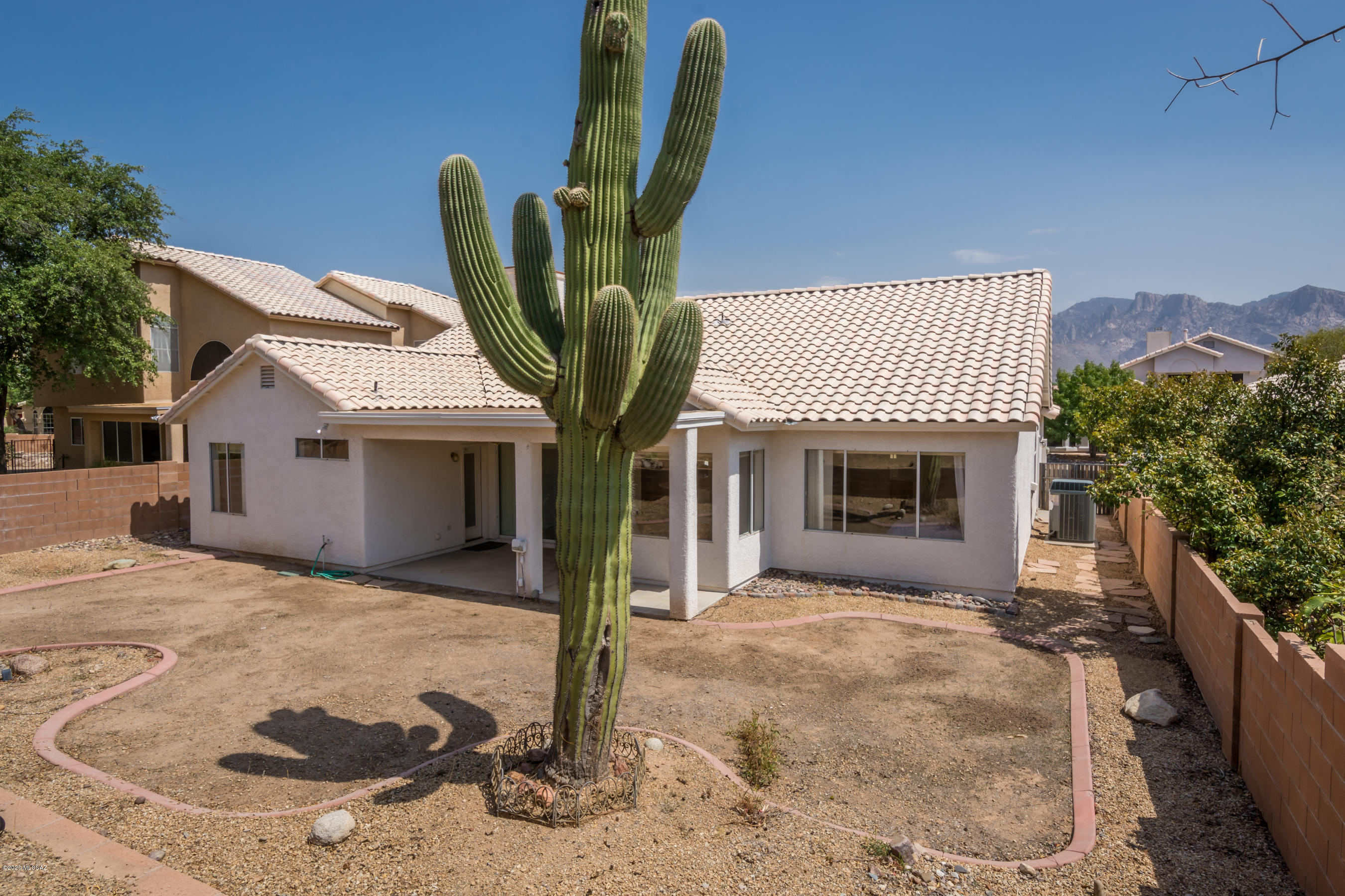 11341 Silver Pheasant Loop Oro Valley, AZ 85737 - Photo 2 of 41 a front view of a house with garden