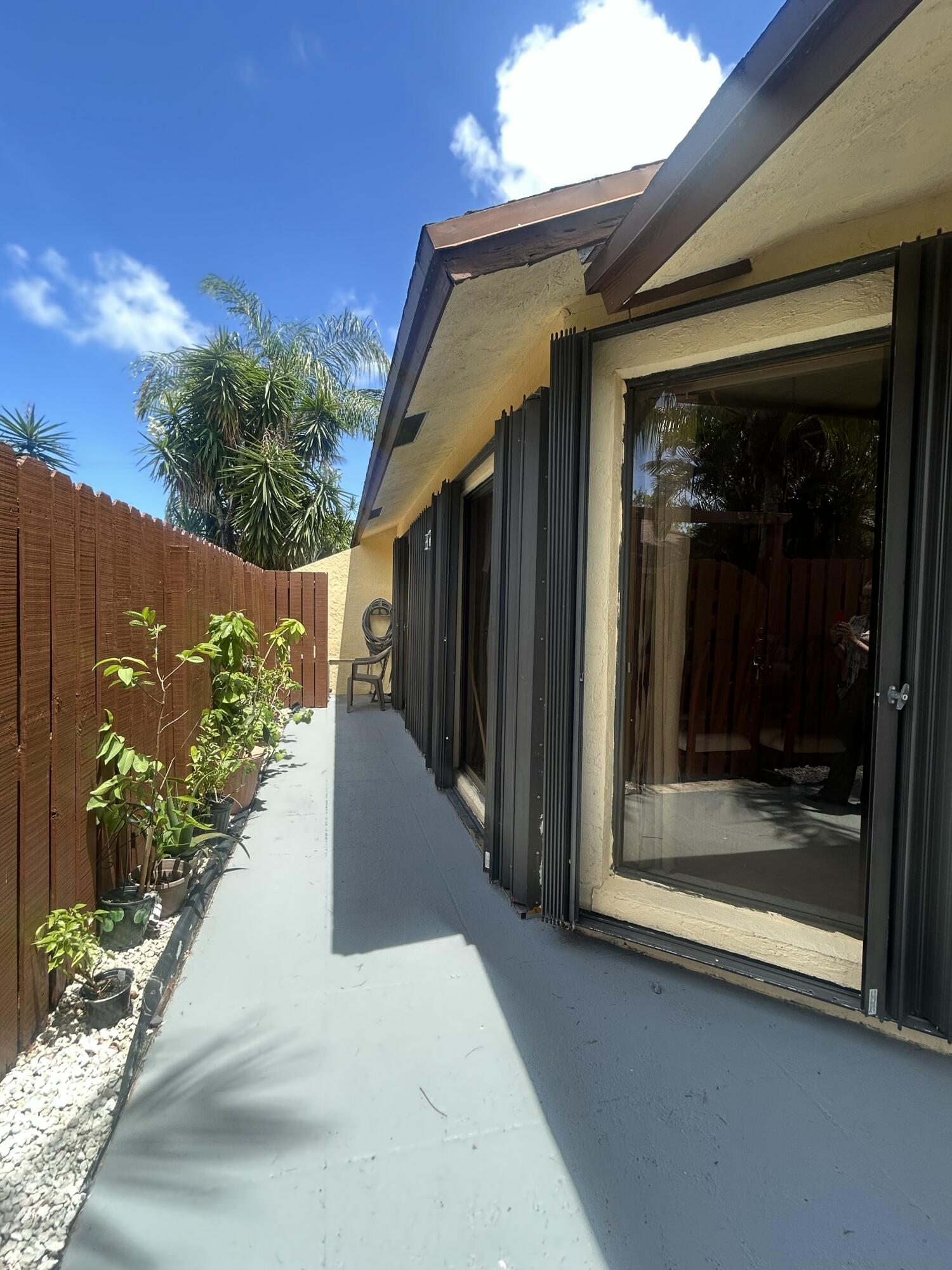 391 Springdale Circle Palm Springs, FL 33461 - Photo 3 of 22 8F567762-7BFE-41C8-8A5D-D8B3D25E6103
