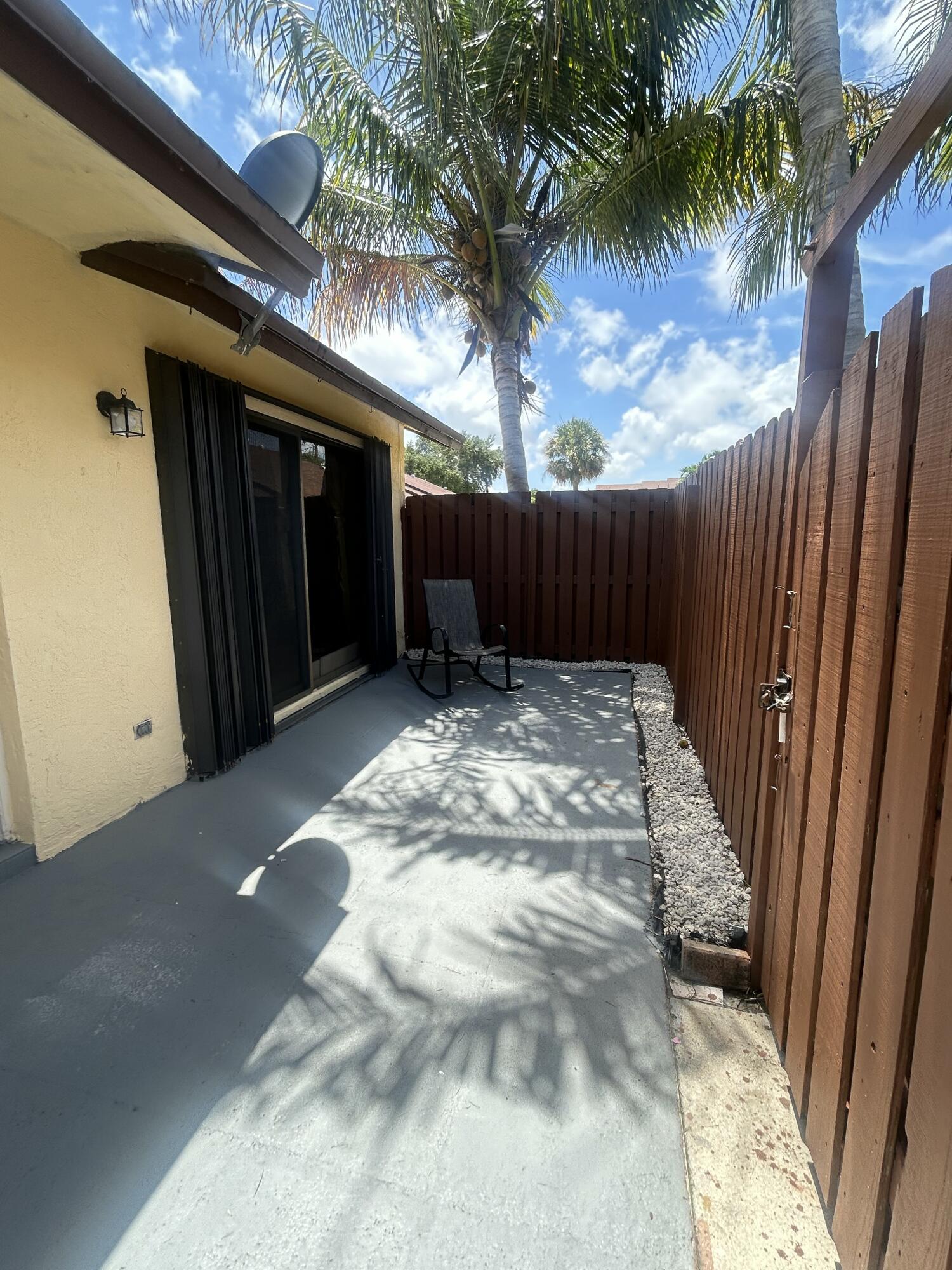 391 Springdale Circle Palm Springs, FL 33461 - Photo 4 of 22 B17DF0F2-0AC4-412B-A8E1-99B0B5B7D01F