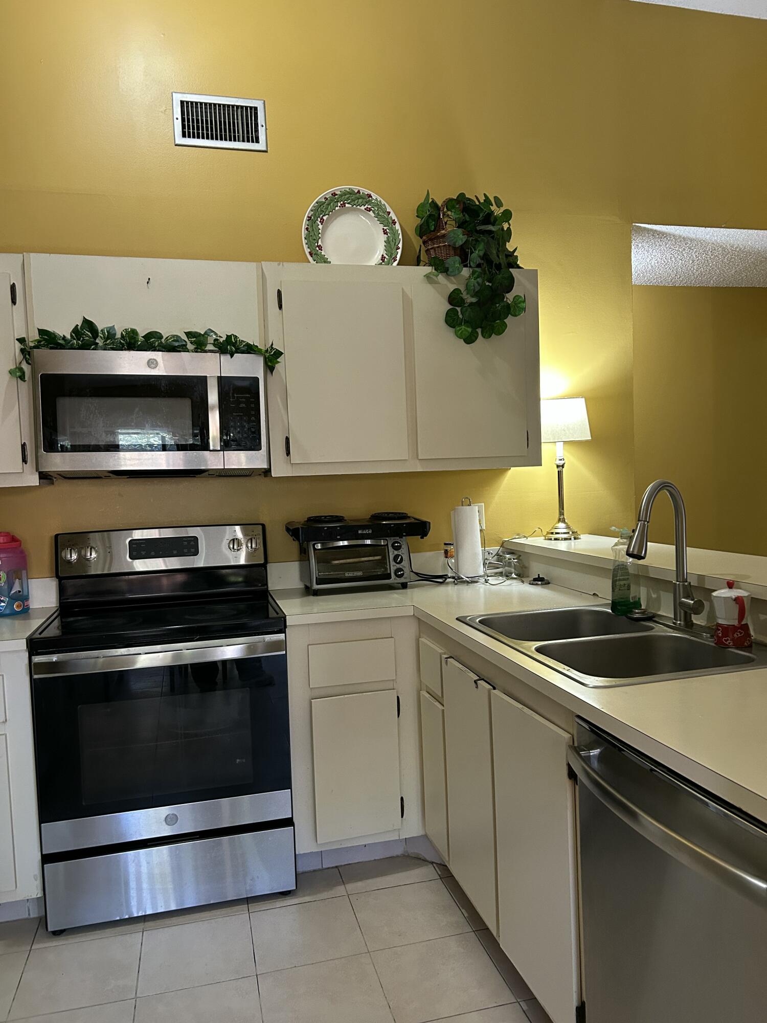 391 Springdale Circle Palm Springs, FL 33461 - Photo 8 of 22 0FE8121A-A59C-4906-BF97-AD46B6032572