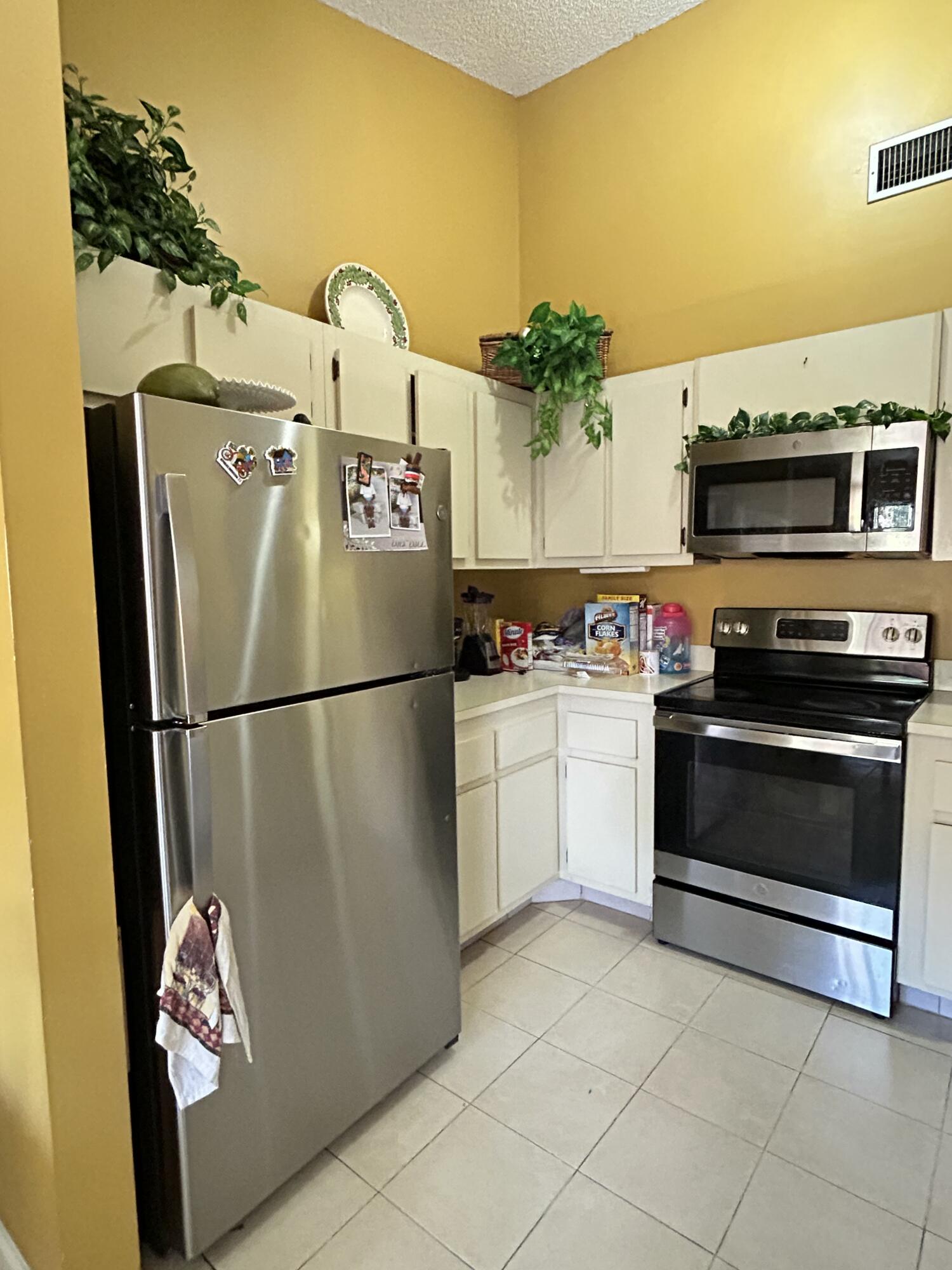 391 Springdale Circle Palm Springs, FL 33461 - Photo 9 of 22 5B567997-3EB1-494B-86B7-8821DC57EB3B