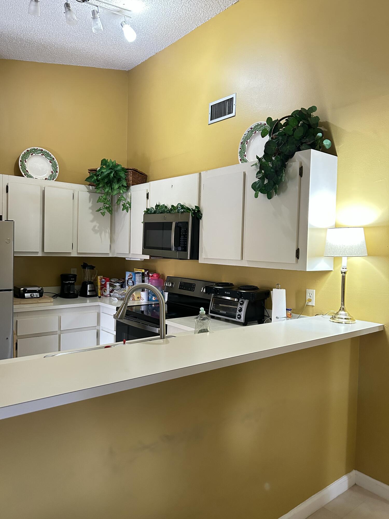 391 Springdale Circle Palm Springs, FL 33461 - Photo 10 of 22 573985FE-E4E1-4C1E-8A42-3354D8B2D76D
