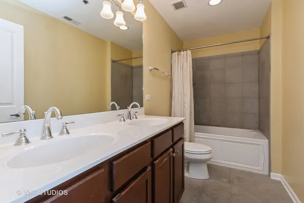 $3,495 | 828 West Grace Street, Unit 1304, Chicago, IL 60613