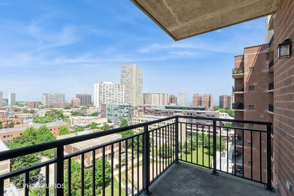 $3,495 | 828 West Grace Street, Unit 1304, Chicago, IL 60613
