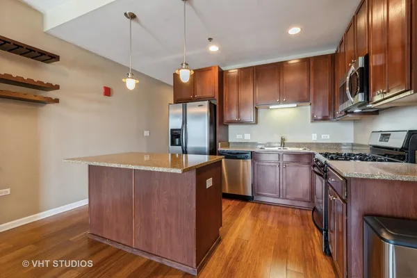 $3,495 | 828 West Grace Street, Unit 1304, Chicago, IL 60613