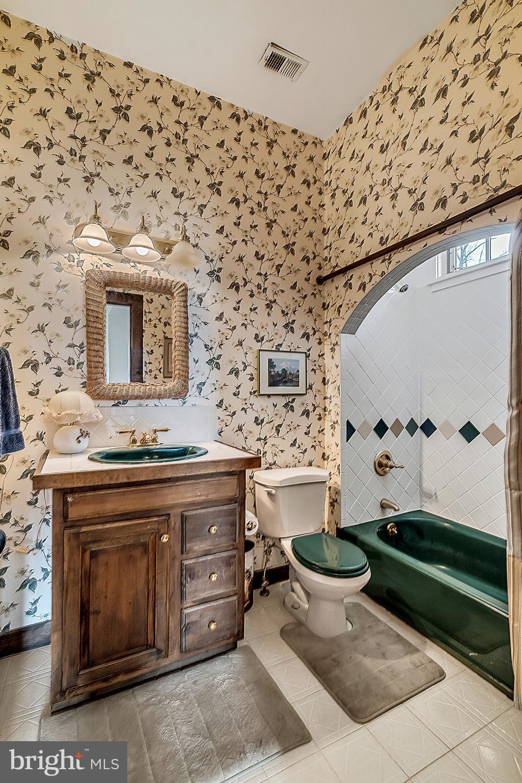 2283 Leeds Manor Road Markham, VA 22643 - Photo 21 of 45 Upper Level Full Bathroom